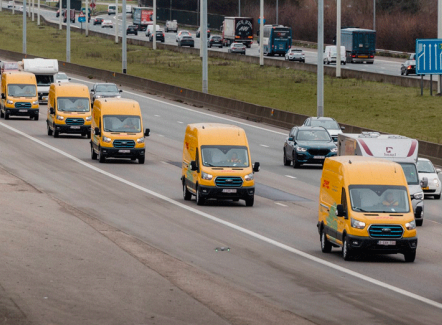 DHL Express zet 100 Ford E-Transit in