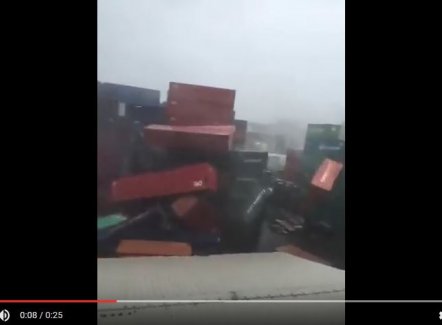 (Video) De tyfoon Moranti  blaast containers in Taiwan omver