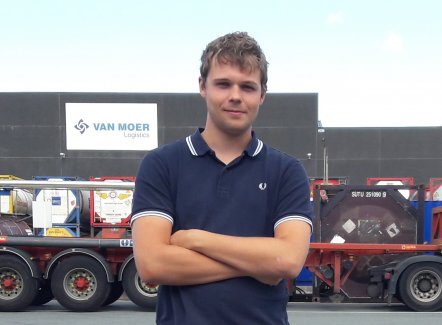 Portret van Jonas, Kwaliteitscoördinator bij Van Moer Logistics