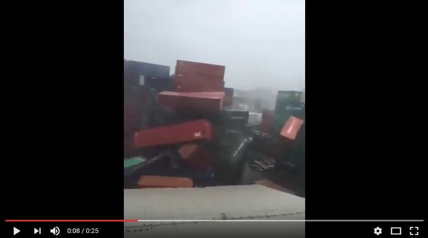(Video) De tyfoon Moranti  blaast containers in Taiwan omver