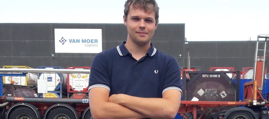 Portret van Jonas, Kwaliteitscoördinator bij Van Moer Logistics